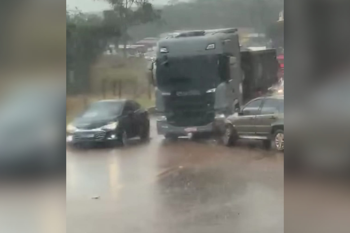 MG: batida entre dois veículos é registrada na BR-040 durante chuva