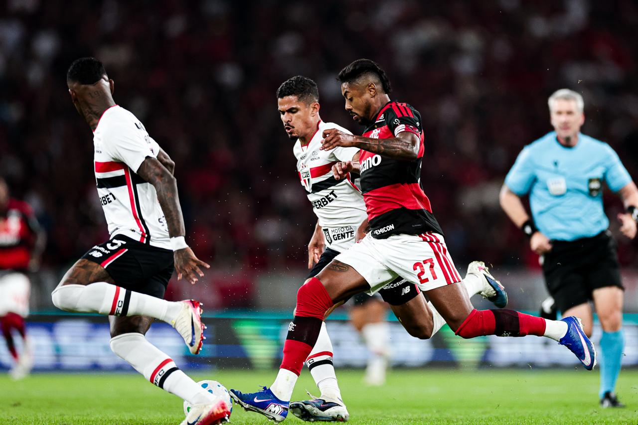 Imagem vinculada ao feed original: Com gols na etapa final, Flamengo e São Paulo empatam no Maracanã