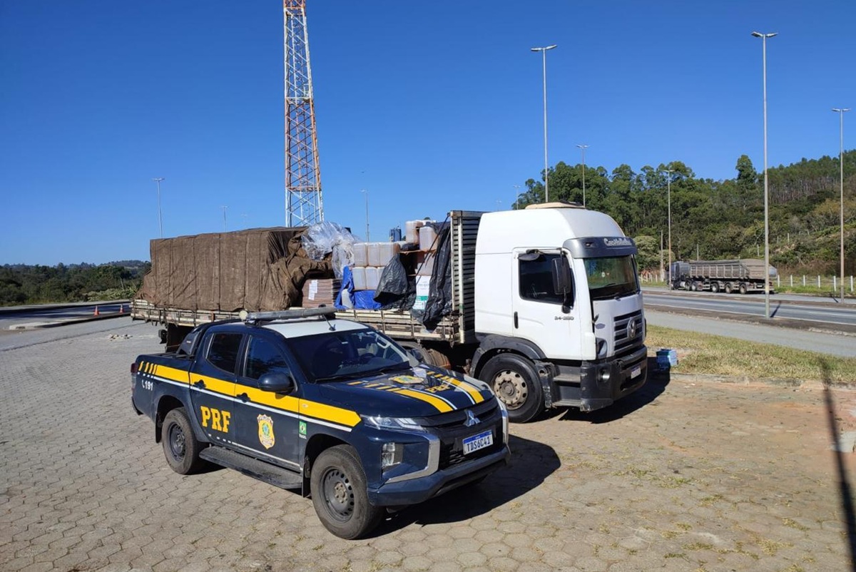 PRF apreende 4 mil litros de cachaça em embalagens de agrotóxicos