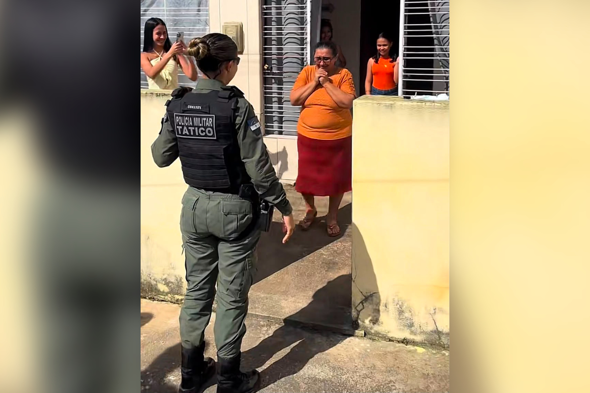 Avó se emociona ao ver neta se formar e vestir farda da PM - QTU Questões do Universo