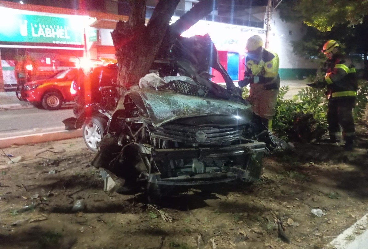 acidente carro bate em árvore