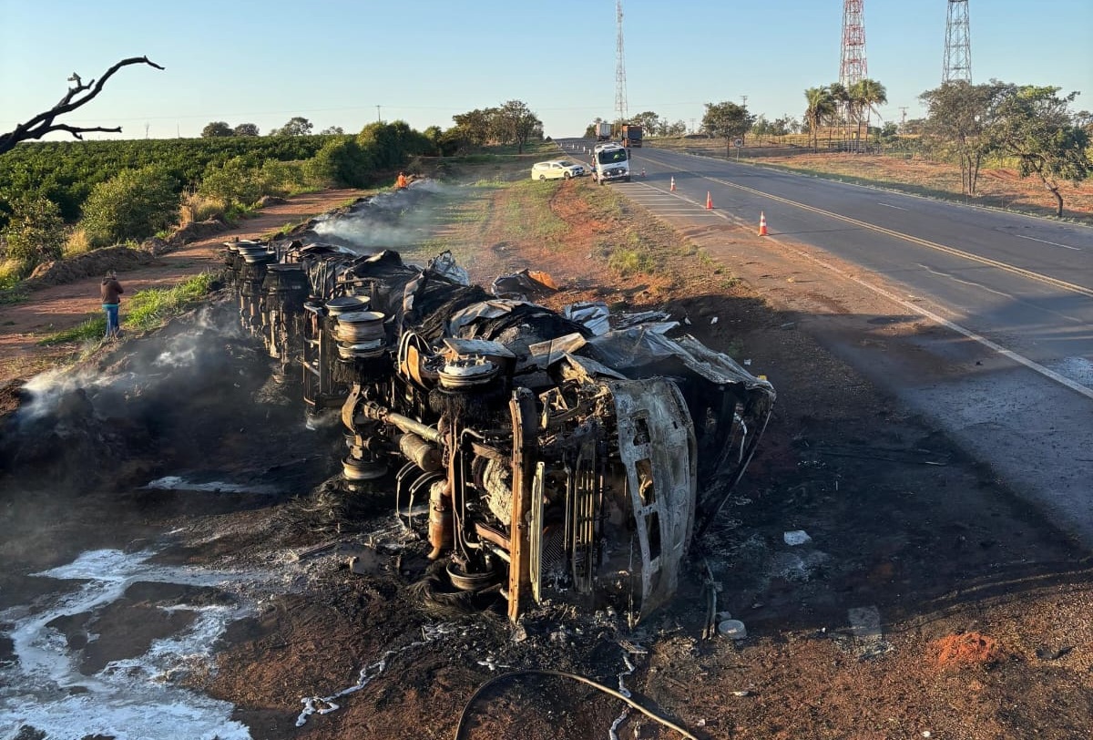 carreta incendiada BR-153