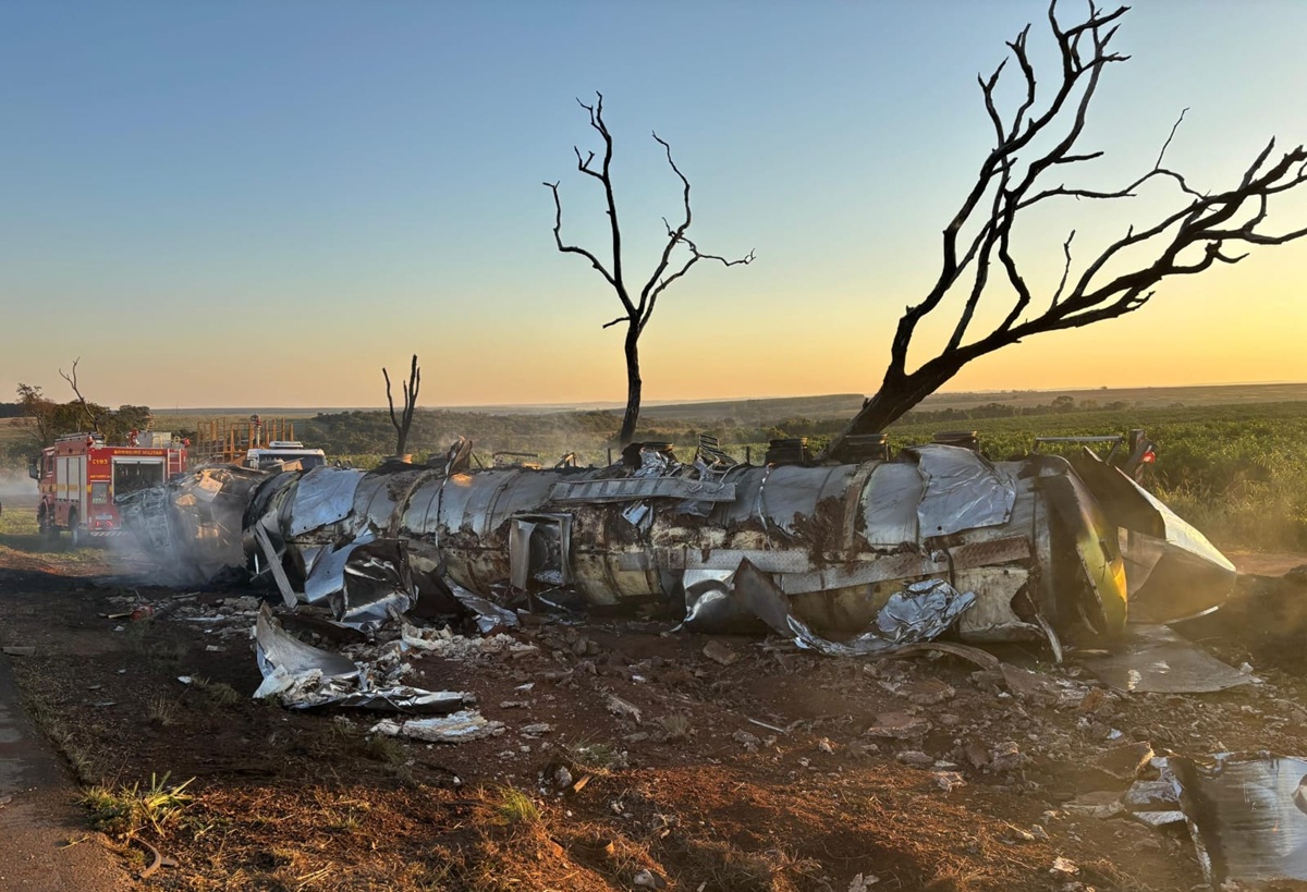 Imagem vinculada ao feed original: MG: motorista morre após carreta ficar destruída em incêndio na BR-153