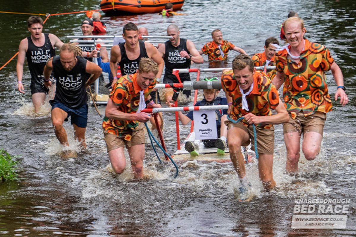 Corrida de camas mais antiga do mundo celebra 60 anos na Inglaterra