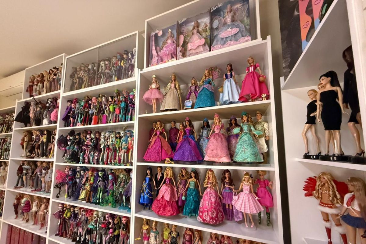 Jovem tranca faculdade para restaurar Barbies e viraliza na internet