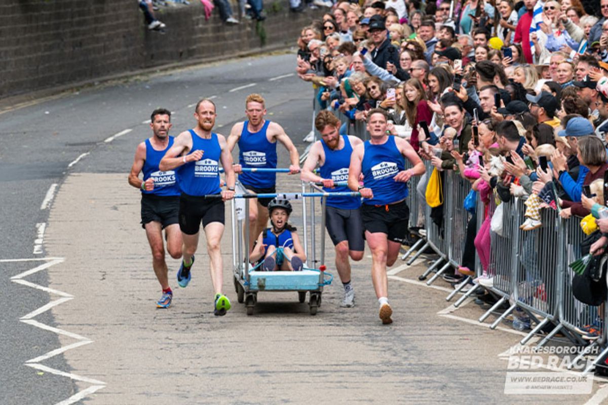 Corrida de camas mais antiga do mundo celebra 60 anos na Inglaterra