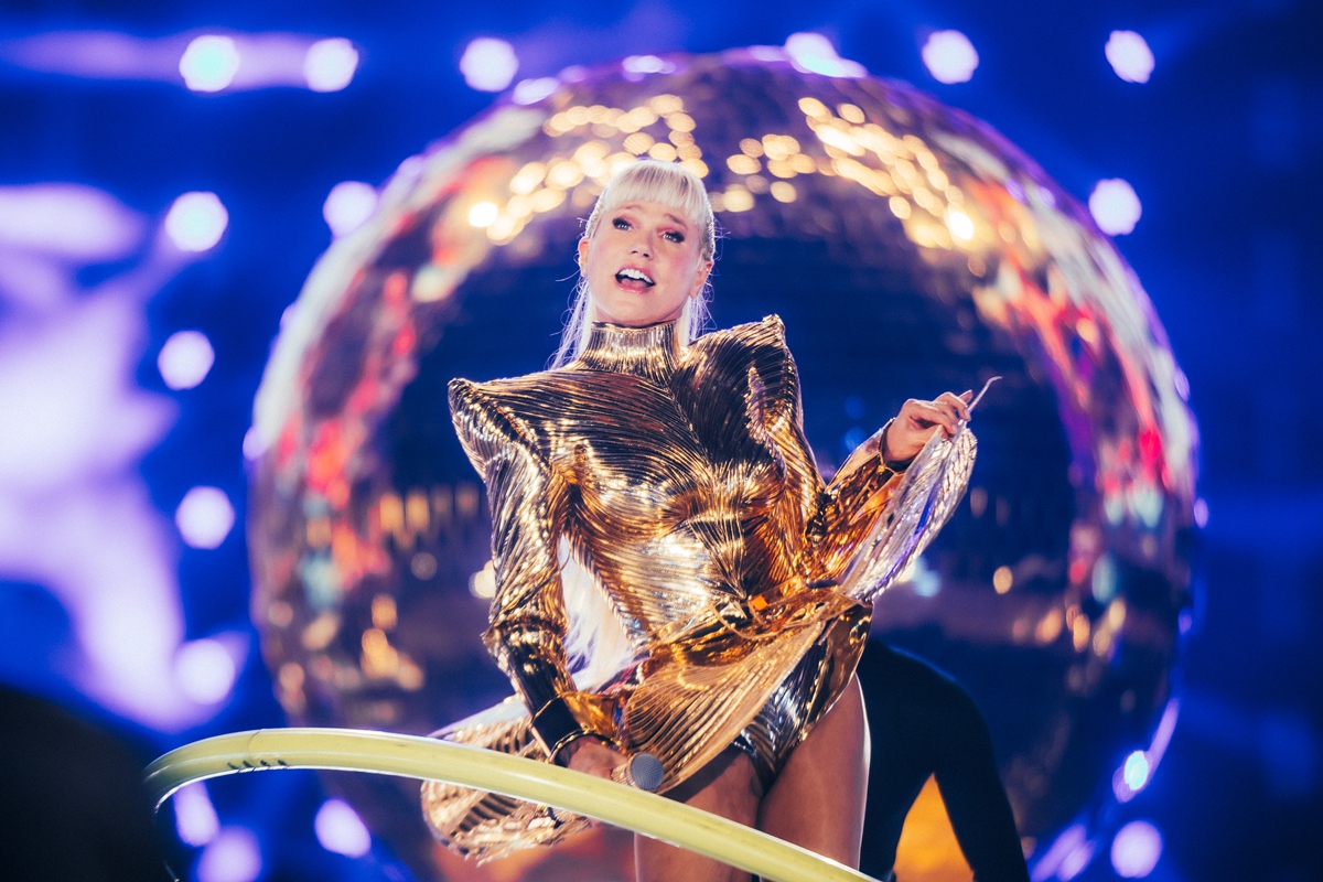 Registro colorido da primeira noite do O Último Voo da Nave, série de shows da Xuxa