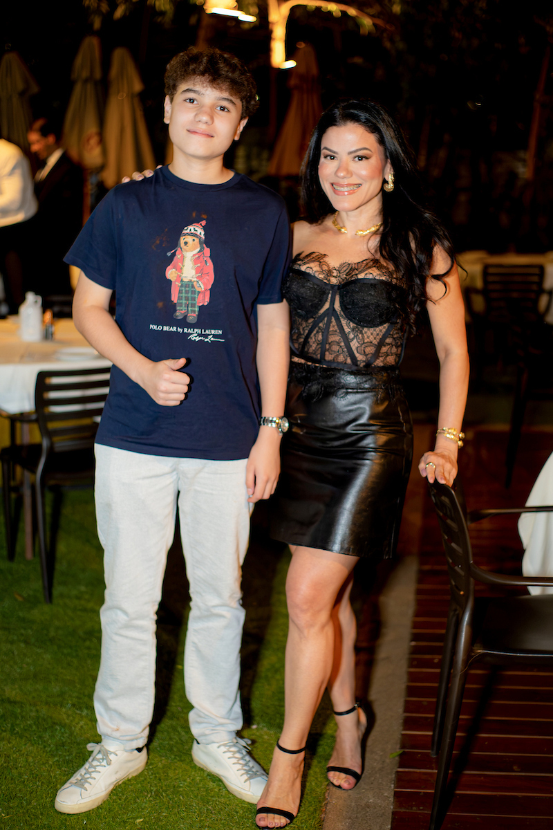 Filho ao lado de mãe aniversariante, em comemoração de aniversário - Juliana Dias