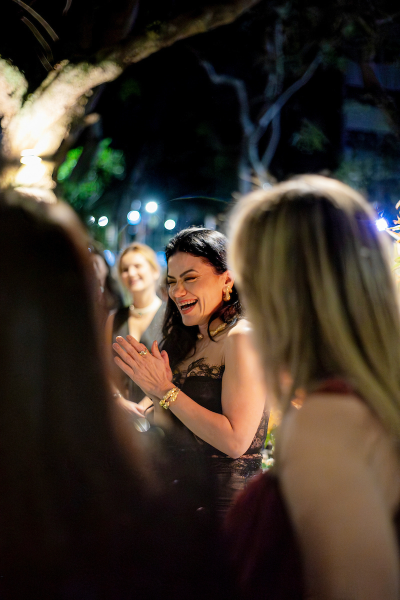 Juliana Dias reflete felicidade ao cantar o parabéns