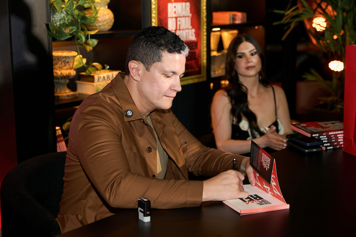 Momento dos autógrafos por Victor Reis ao lado da esposa Thaylane Reis