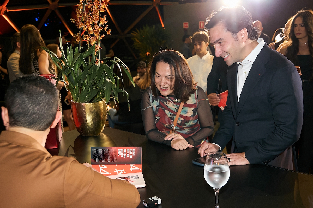 Evento reúne convidados para celebrar lançamento de livro