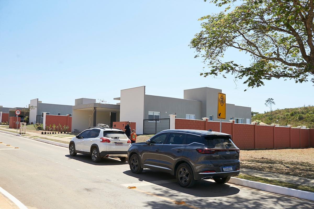 O condomínio horizontal tenta criar uma combinação quase paradoxal: recuperar um pouco da vida de rua, mas dentro de um espaço controlado.