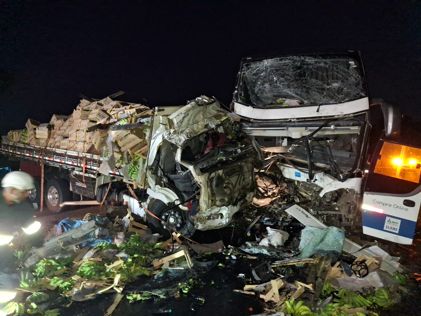 Batida entre ônibus e caminhão mata dois motoristas na BR-116, em Muriaé