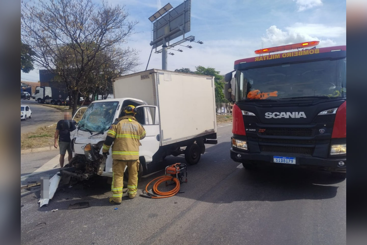 Caminhões batem na na BR-381, em MG, e motorista fica preso às ferragens