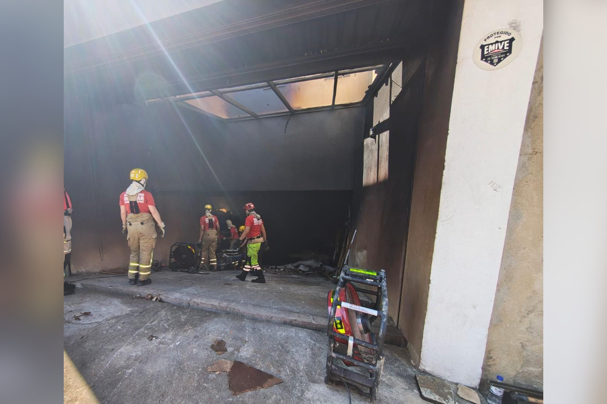 Incêndio em galpão de móveis é combatido há 3 dias pelos bombeiros em BH