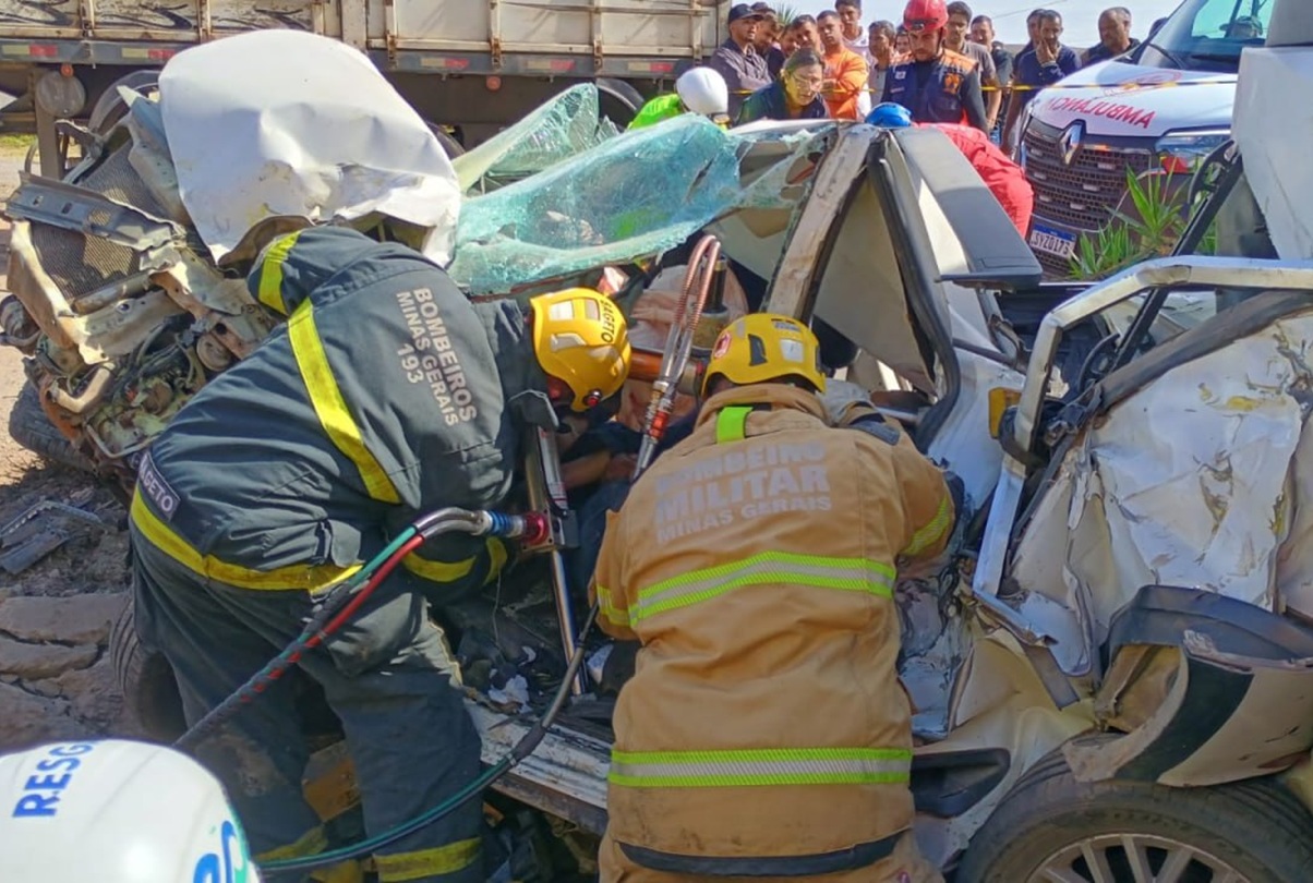 Bombeiros desencarcerando homem preso às ferragens