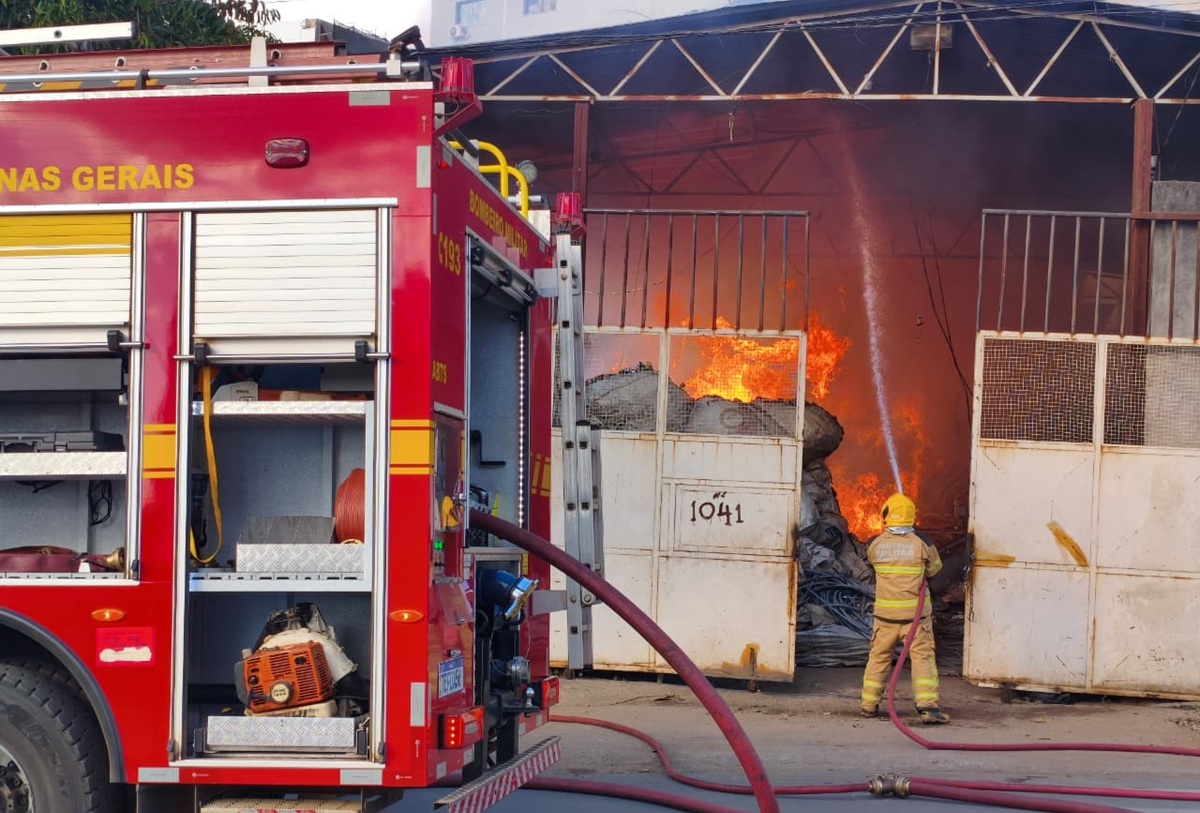 Imagem vinculada ao feed original: Incêndio de grandes proporções destrói galpão de reciclagem em Patos