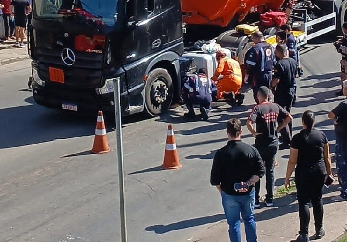 Imagem vinculada ao feed original: Jovem é retirado debaixo de carreta após atropelamento em Juiz de Fora