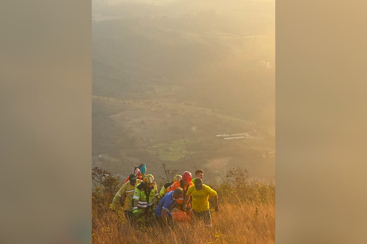 bombeiros resgatem mulher no Topo de MUndo