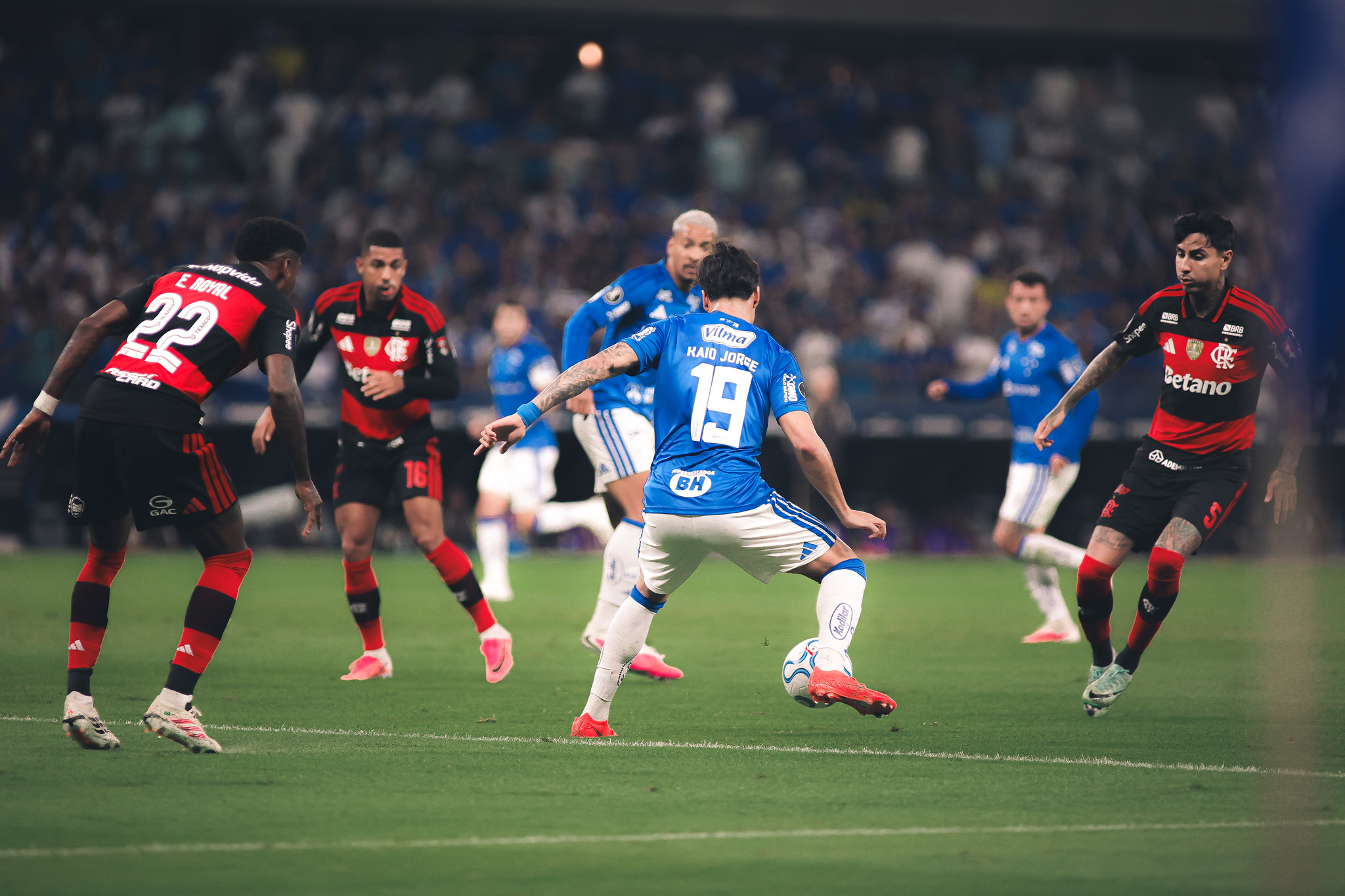 Empate emocionante entre Cruzeiro e Flamengo nas oitavas da Libertadores