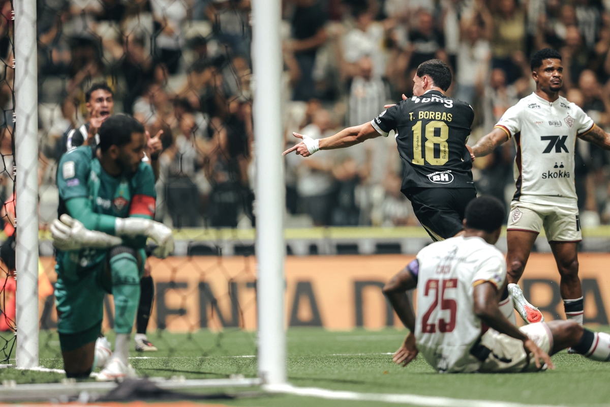 Atlético-MG bate Vitória pelo Brasileirão e alcança 13º jogo sem derrotas