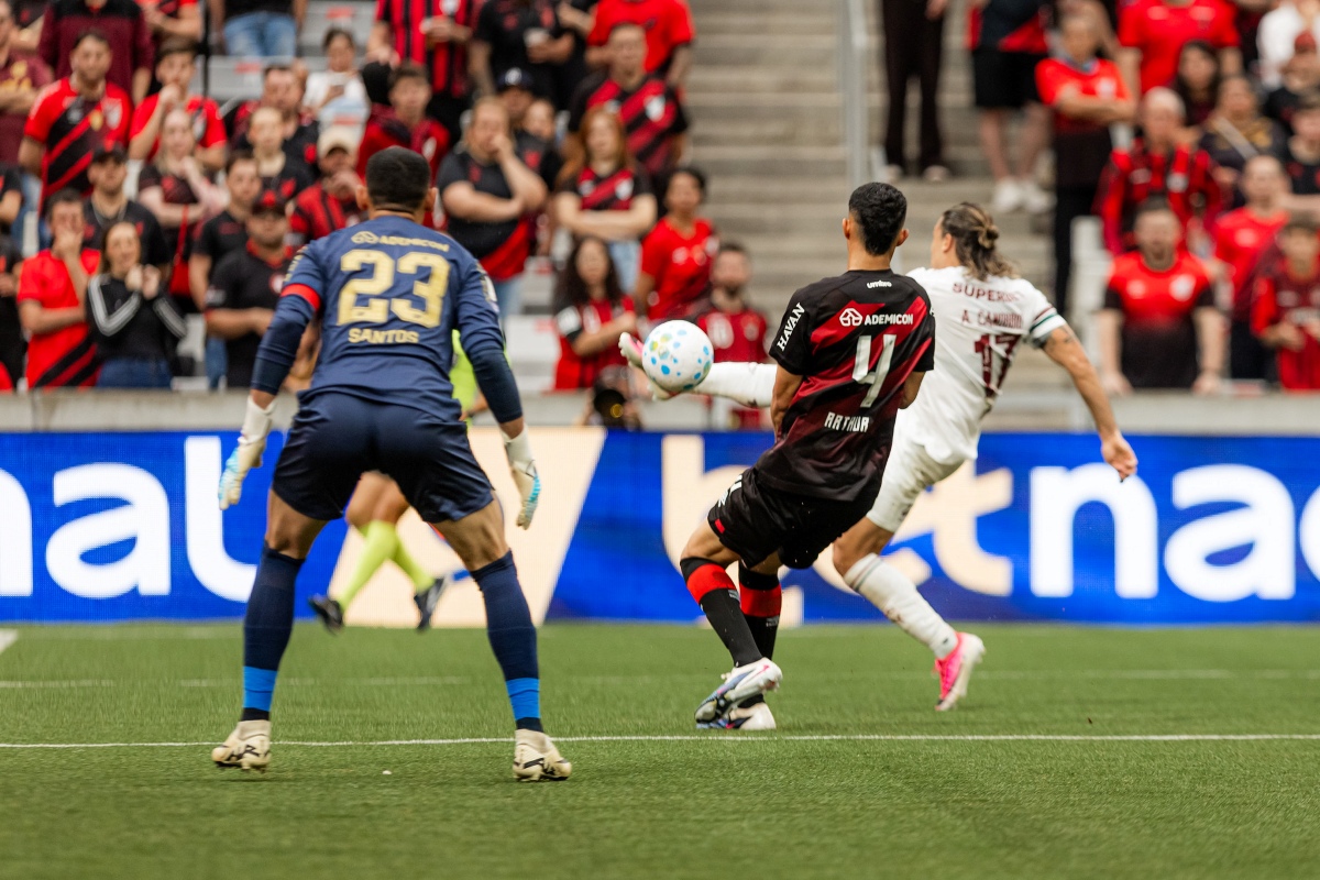 Em jogo de seis gols, Athletico-PR e Fluminense empatam pelo Brasileirão