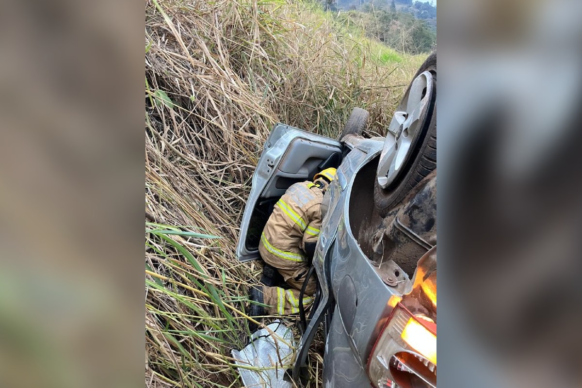 Jovem morre após carro capotar em ribanceira de 20 metros na BR-381