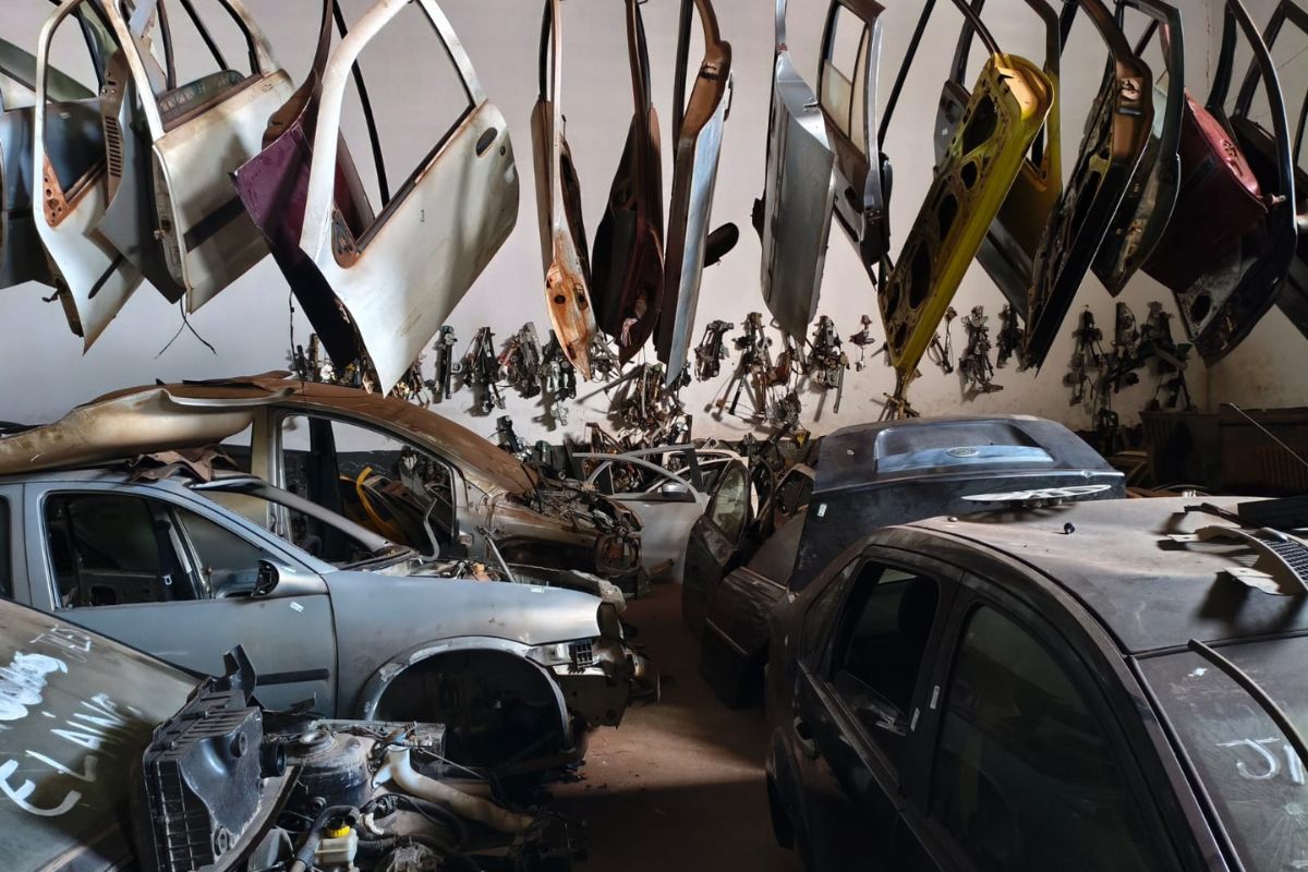 Operação contra roubo de carros prende 6 e apreende milhares de peças em SP - QTU Questões do Universo