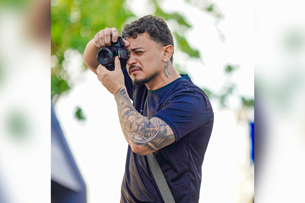 Fotógrafo é morto a tiros por dupla de moto em frente de casa