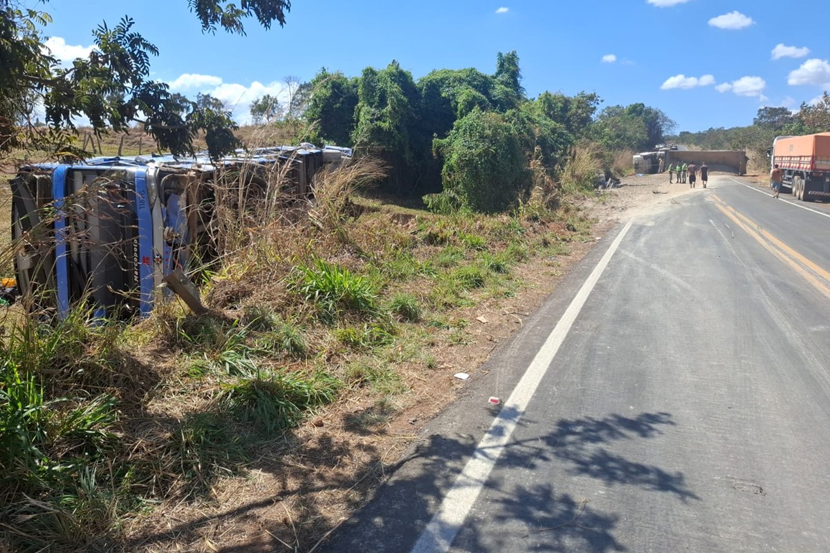 Bebê está entre os 5 mortos em acidente entre ônibus, carro e carreta