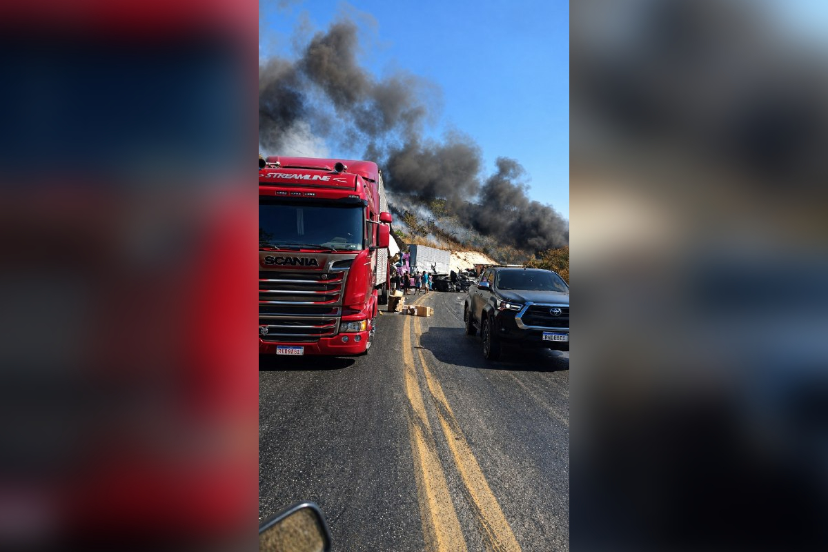 Caminhões batem, causam grande incêndio e interditam BR-251 em MG - QTU Questões do Universo