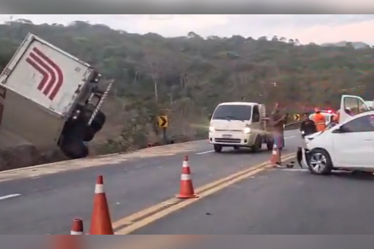 Acidente entre carro e caminhão deixa quatro feridos na BR-381, em MG