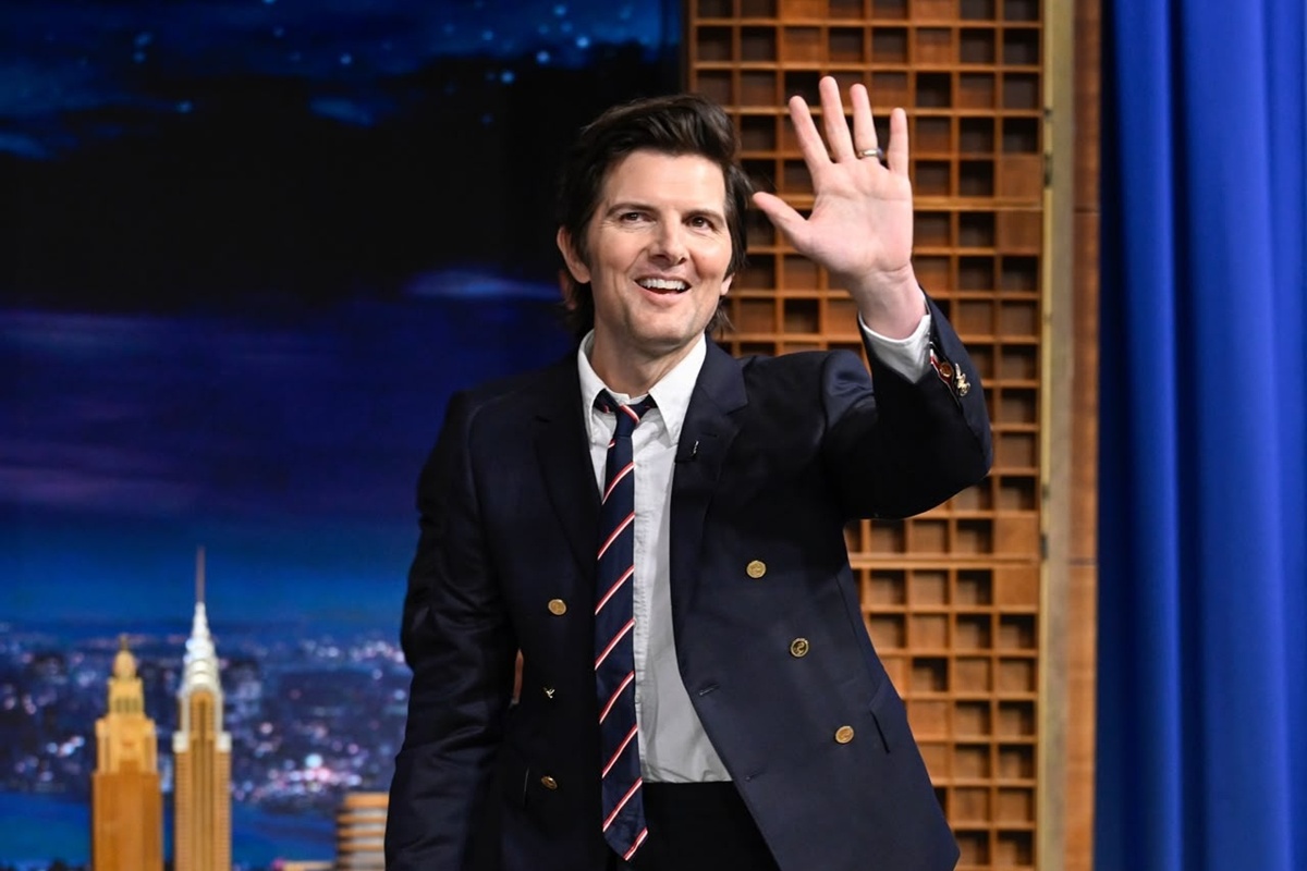 Adam Scott em programa de televisão americano, conta sobre sua experiência no casamento de Taylor Swift