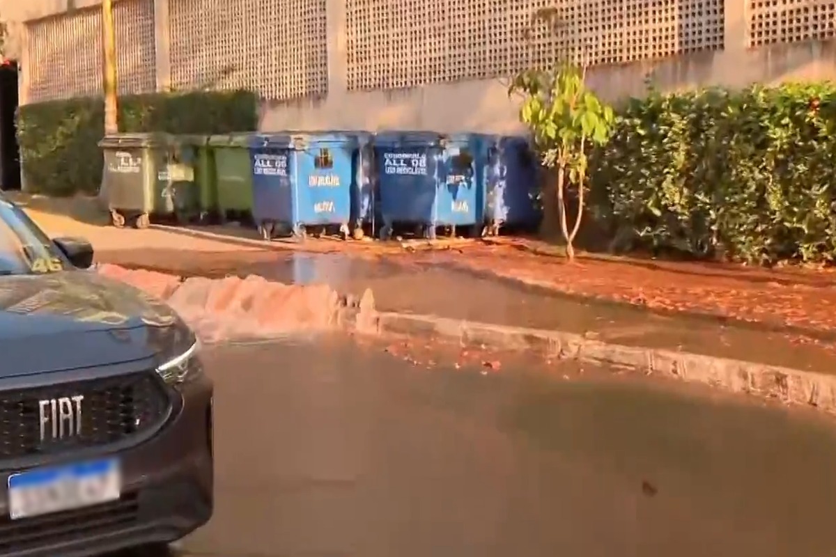 Rua em Águas Claras fica inundada após rompimento de rede de distribuição