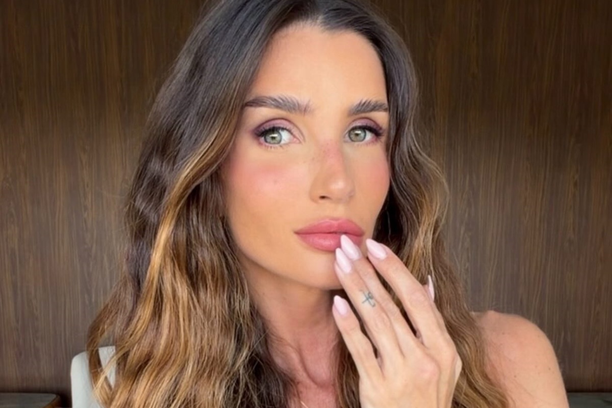 Aline Gotschalg surge com o dedo sangrando e desabafa: "Dia de sorte"