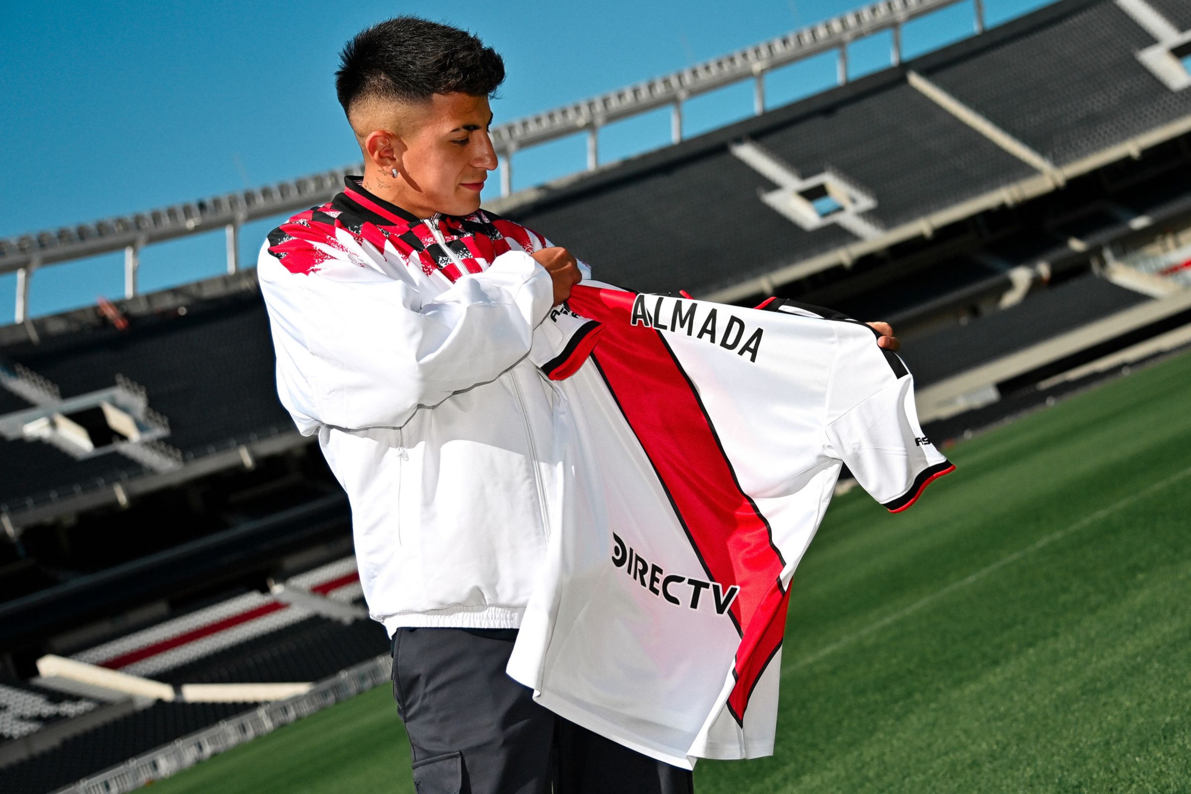 Torcedores do Flamengo zombam Almada após apresentação no River Plate