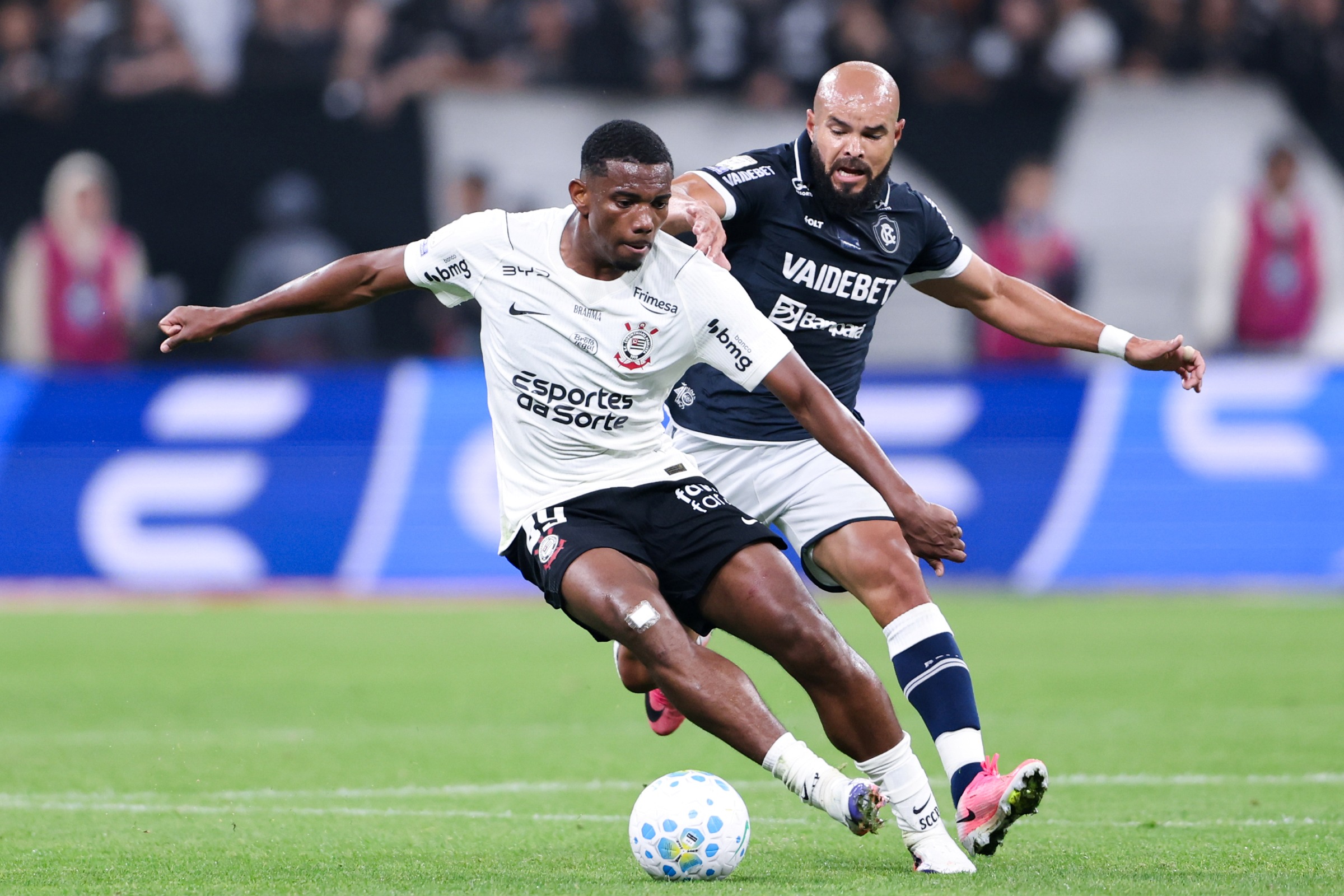 Forest negocia compra de André, do Corinthians, por R$ 95 milhões