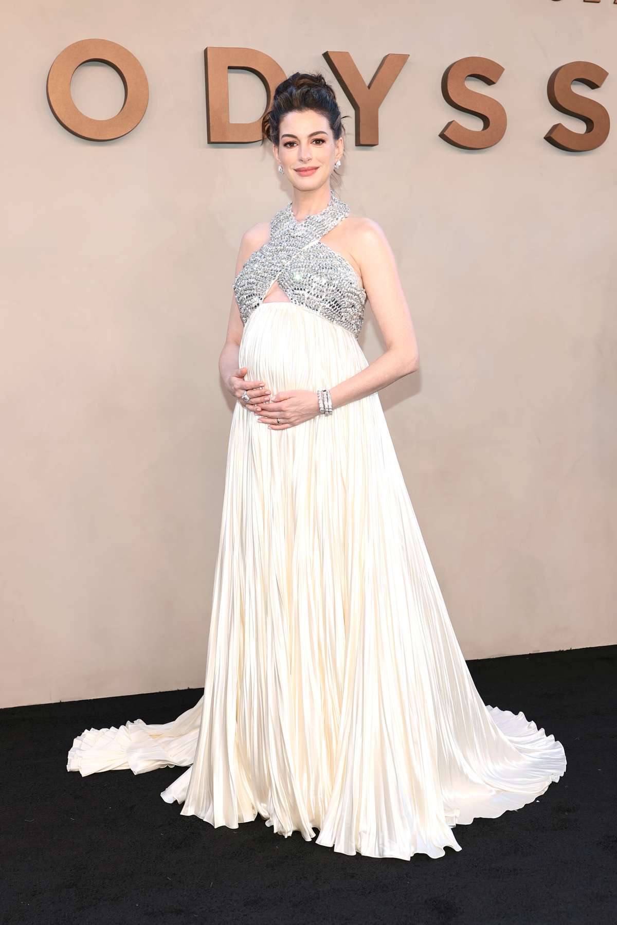 foto com cor. anne hathaway promove a odisseia - metrópoles