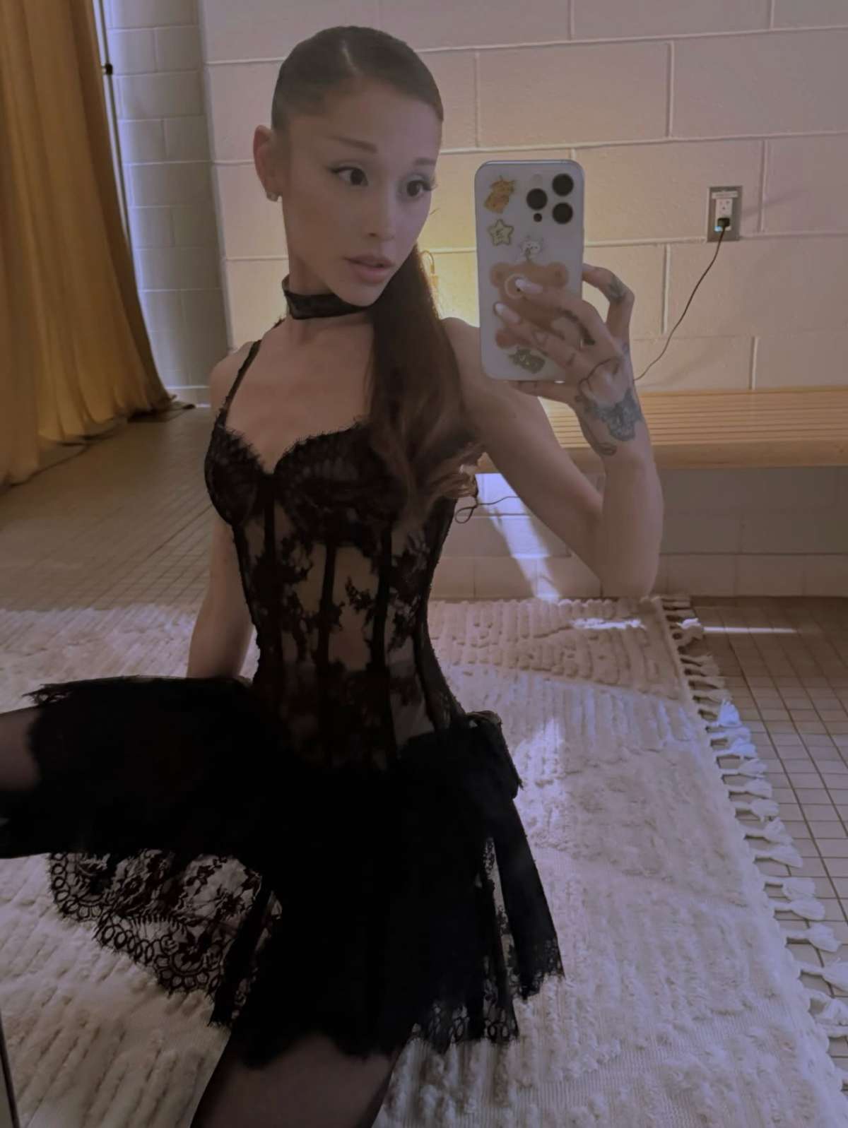 foto com cor. Ariana Grande na turnê Eternal Sunshine - metrópoles
