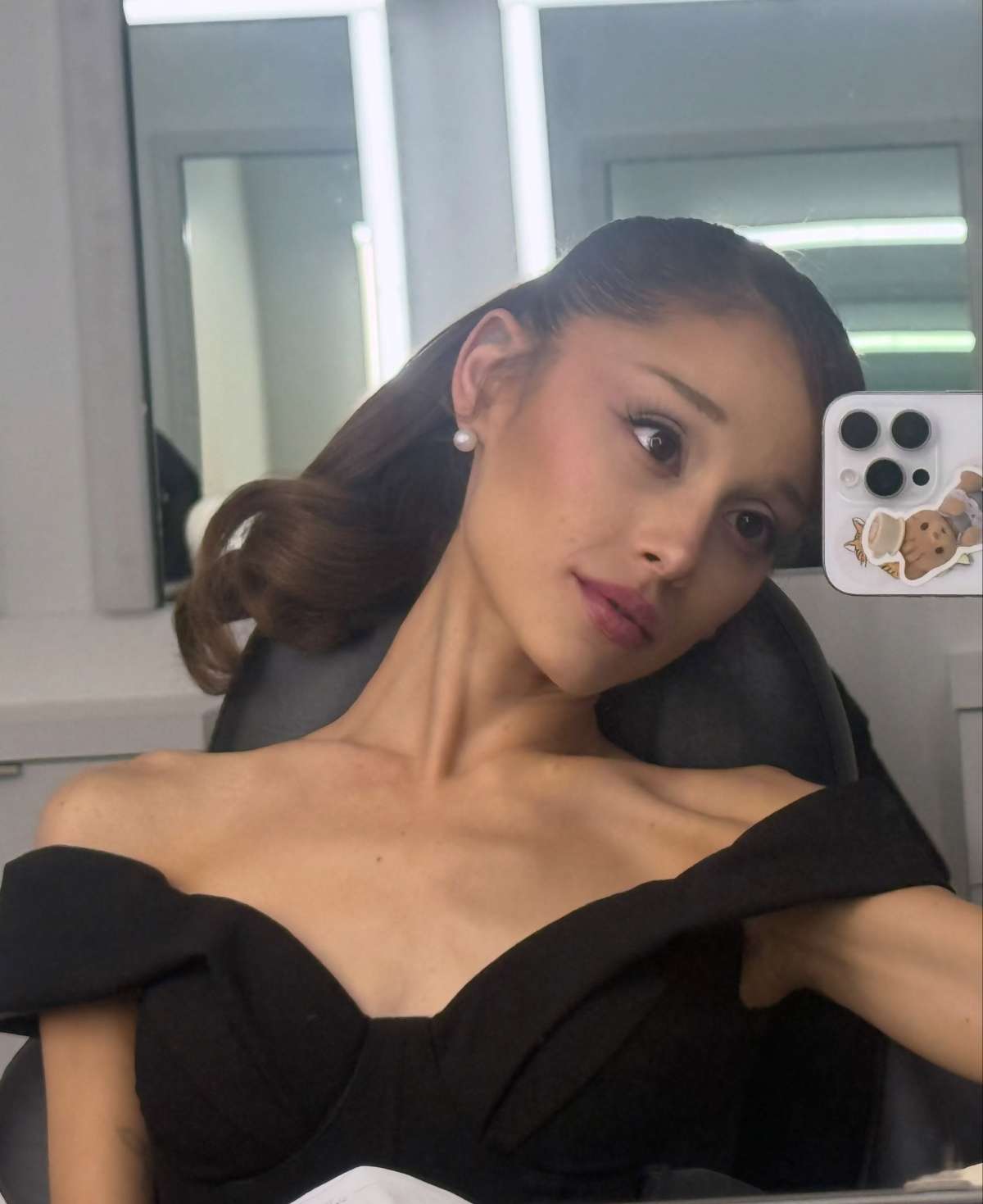 foto com cor. Figurino de ariana grande para o clipe de Petal - metrópoles