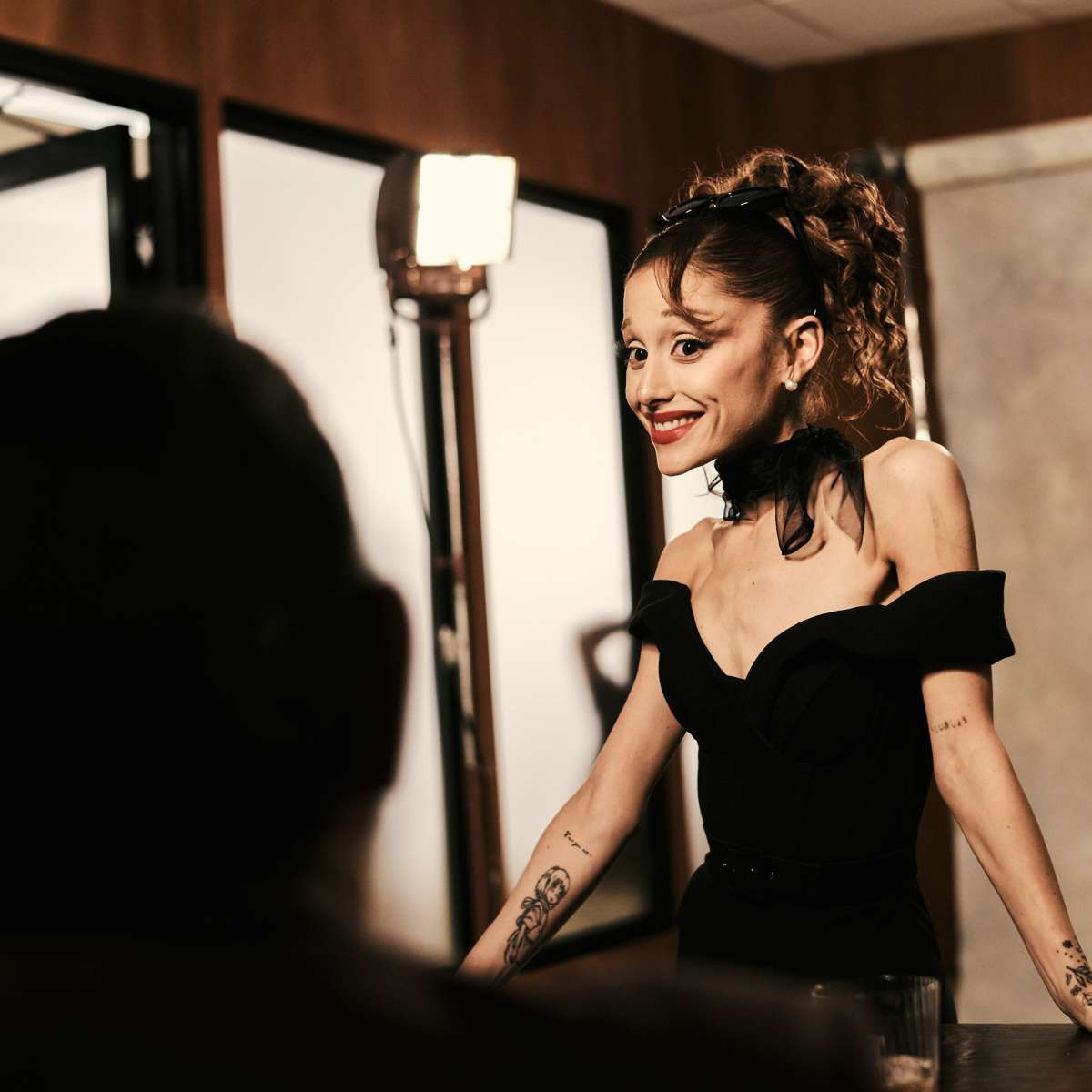 foto com cor. Figurino de ariana grande para o clipe de Petal - metrópoles