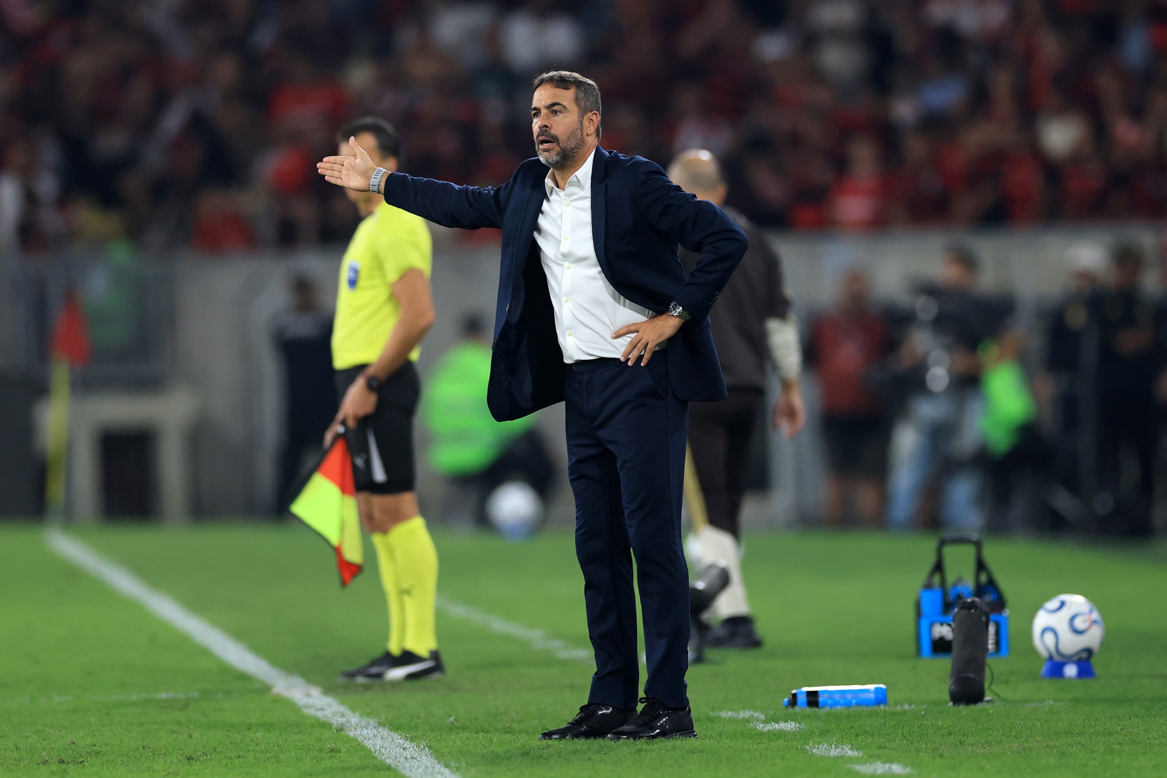 "Não conseguimos pressionar", avalia Artur Jorge após eliminação