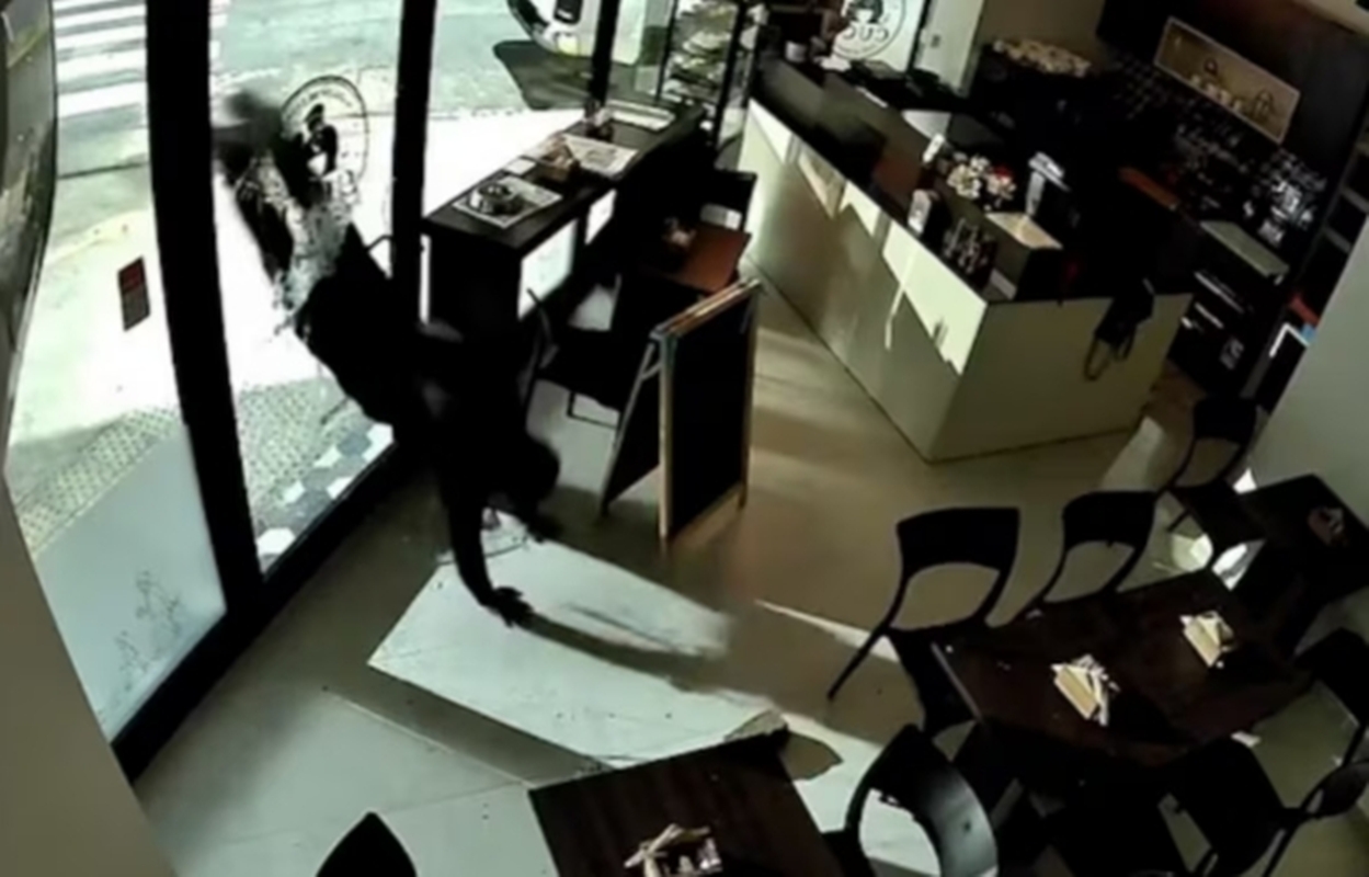 Assaltante dá cabeçadas e invade cafeteria recém-inaugurada na Argentina