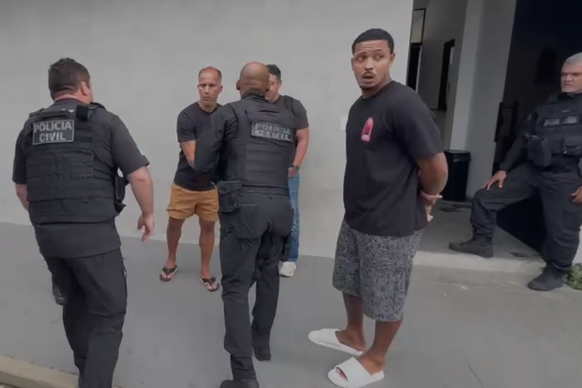 Polícia conduz jogador DVD à delegacia após buscas no vestiário do Vasco