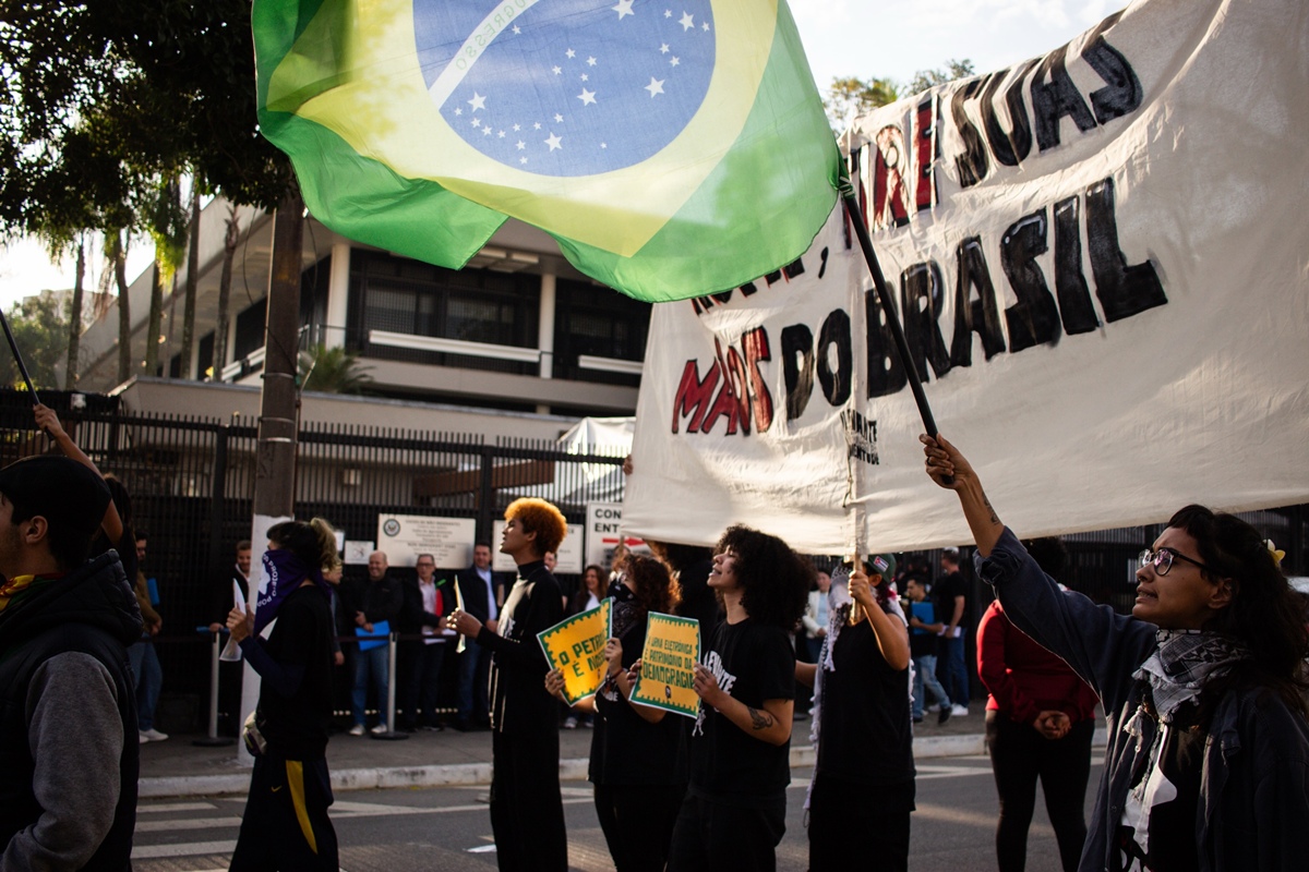 MST assume autoria de pichação na Embaixada dos EUA em Brasília