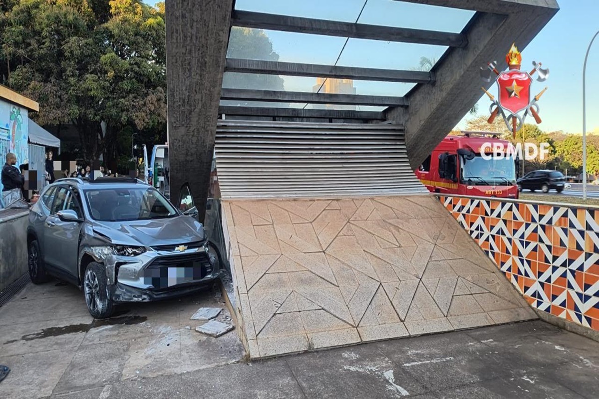 Carro invade calçada e atropela pedestre na entrada do Metrô da 102 Sul - QTU Questões do Universo
