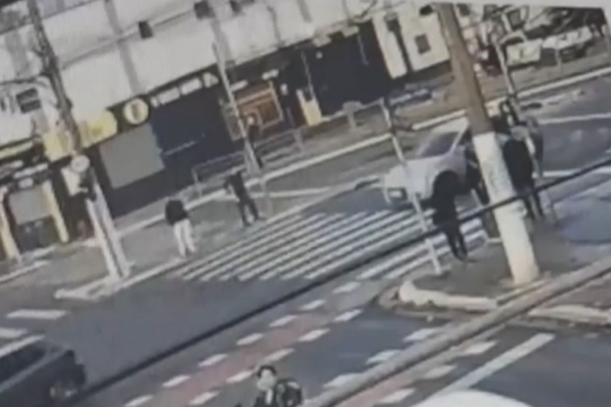 Motorista avança o sinal, atropela e mata pedreiro na faixa de pedestres