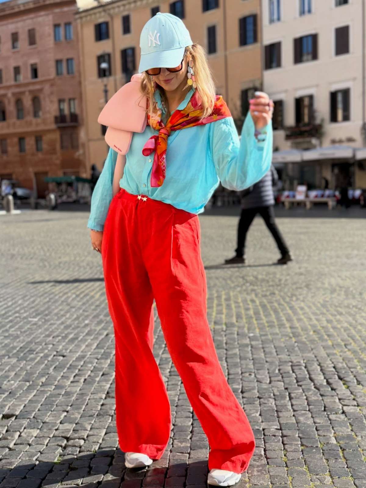 foto com cor. street style em vermelho e azul - metrópoles