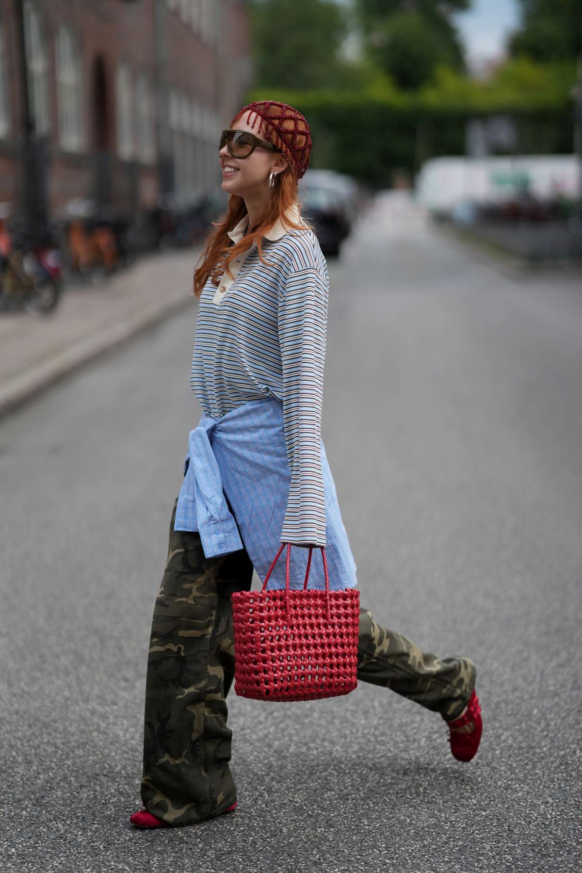 foto com cor. Street style da Semana de Moda de Copenhague - metrópoles