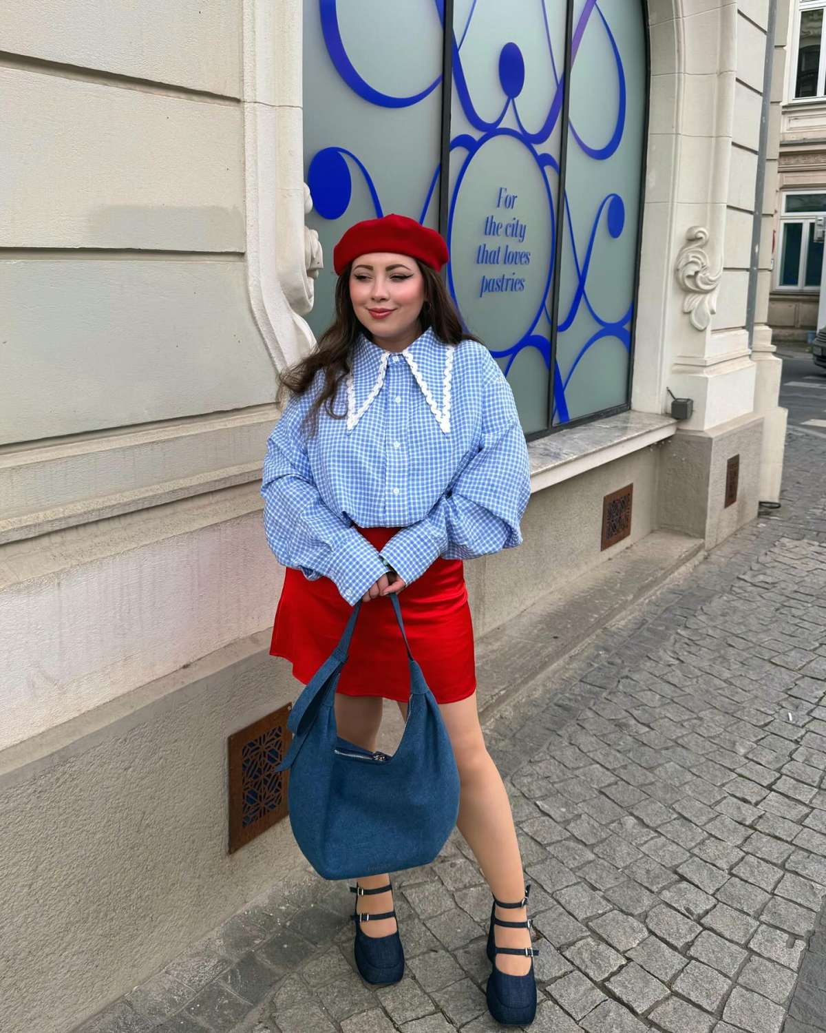 foto com cor. Visual composto por diferentes tonalidades de azul e vermelho - metrópoles